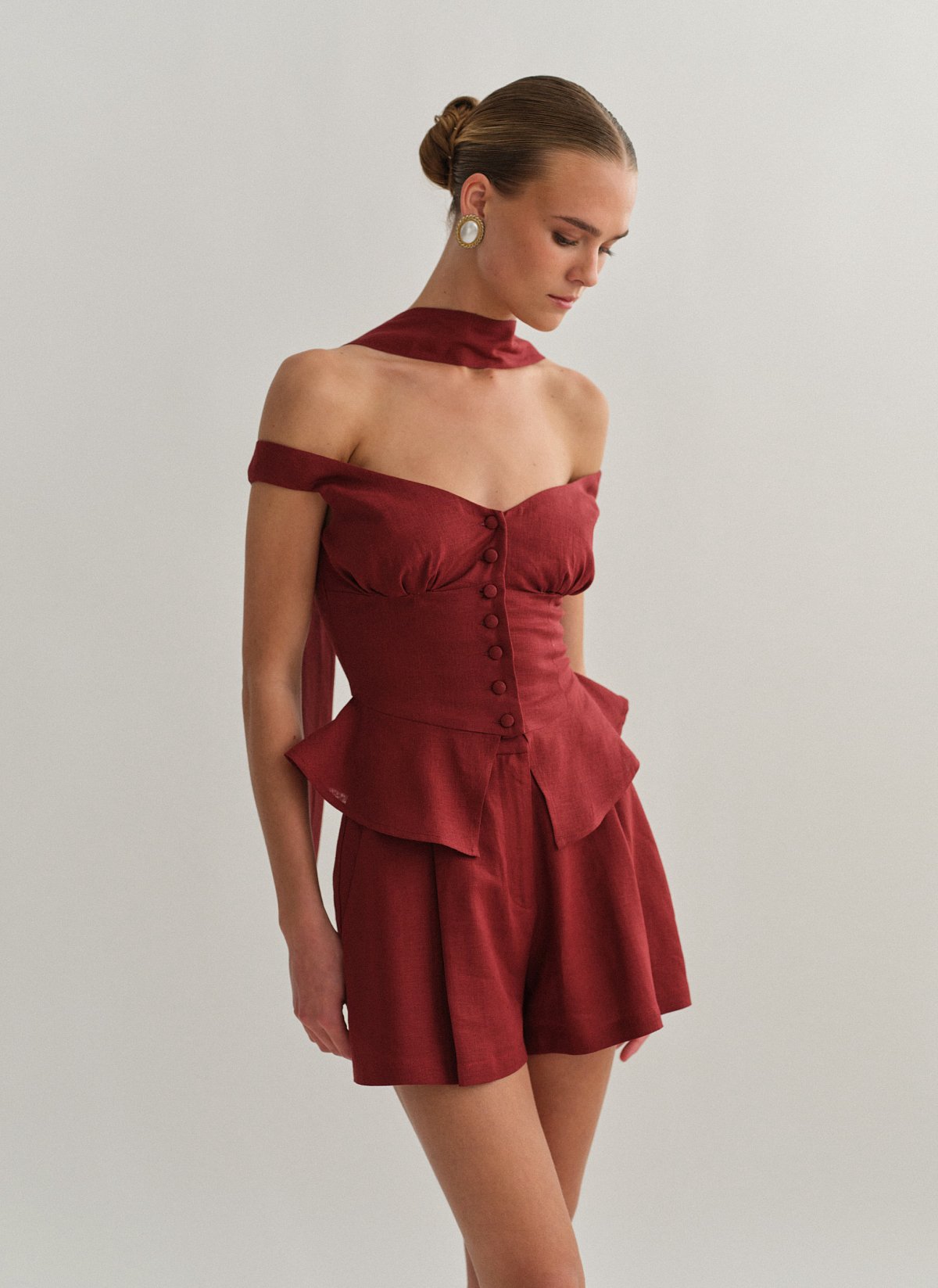 Off-shoulder λινό τοπ με κουμπιά-1