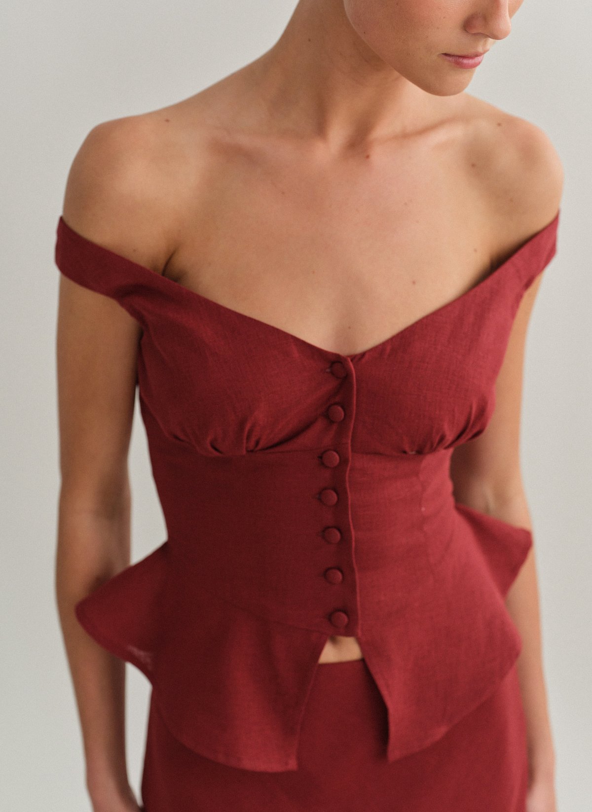 Off-shoulder λινό τοπ με κουμπιά-2