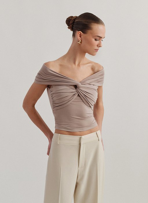 Γυναικεία εφαρμοστή μπλούζα off-shoulder με ανεστραμμένο ντεκολτέ